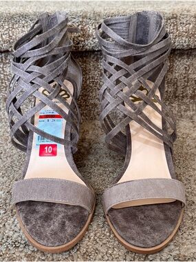 NWOB Fergalicious Hunter Doe Taupe Strappy Caged Wedge Sandals - Size 10